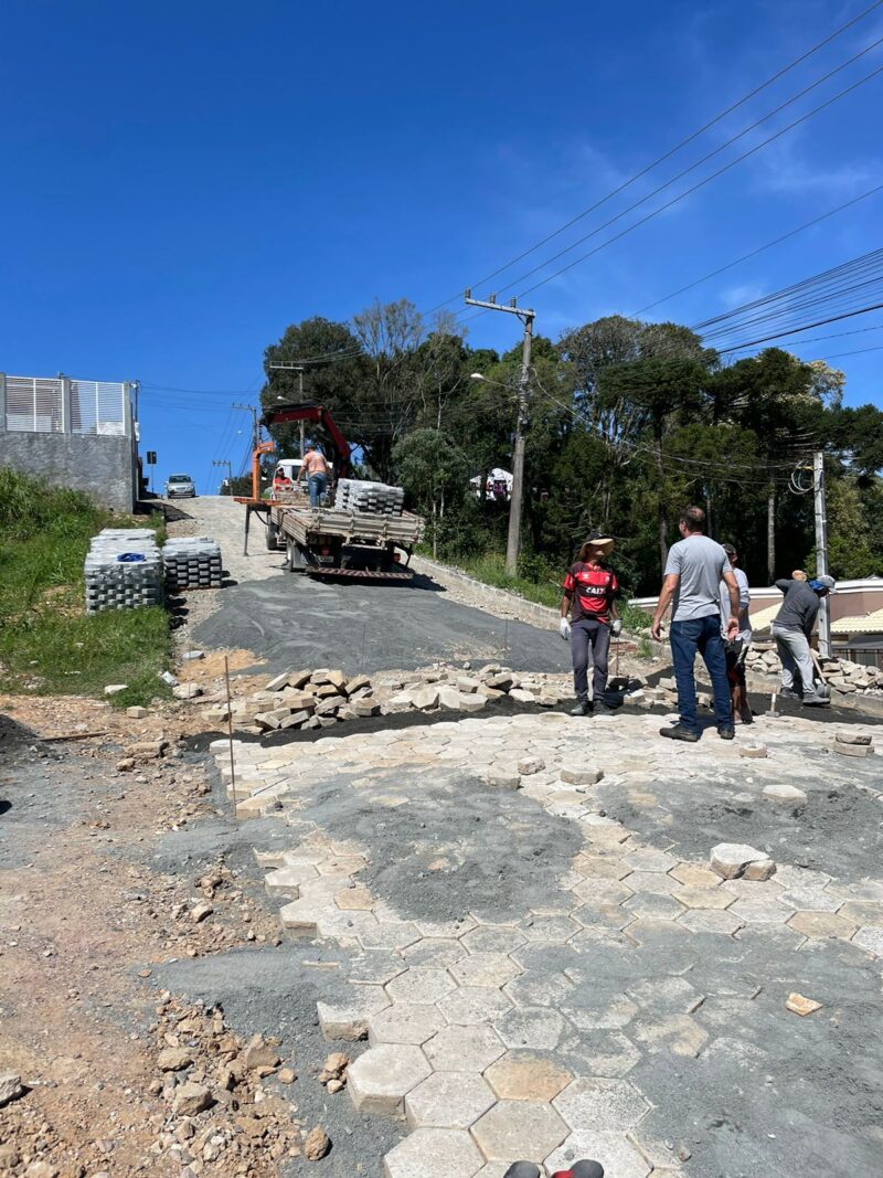 Obras de recuperação em ruas afetadas por fortes chuvas