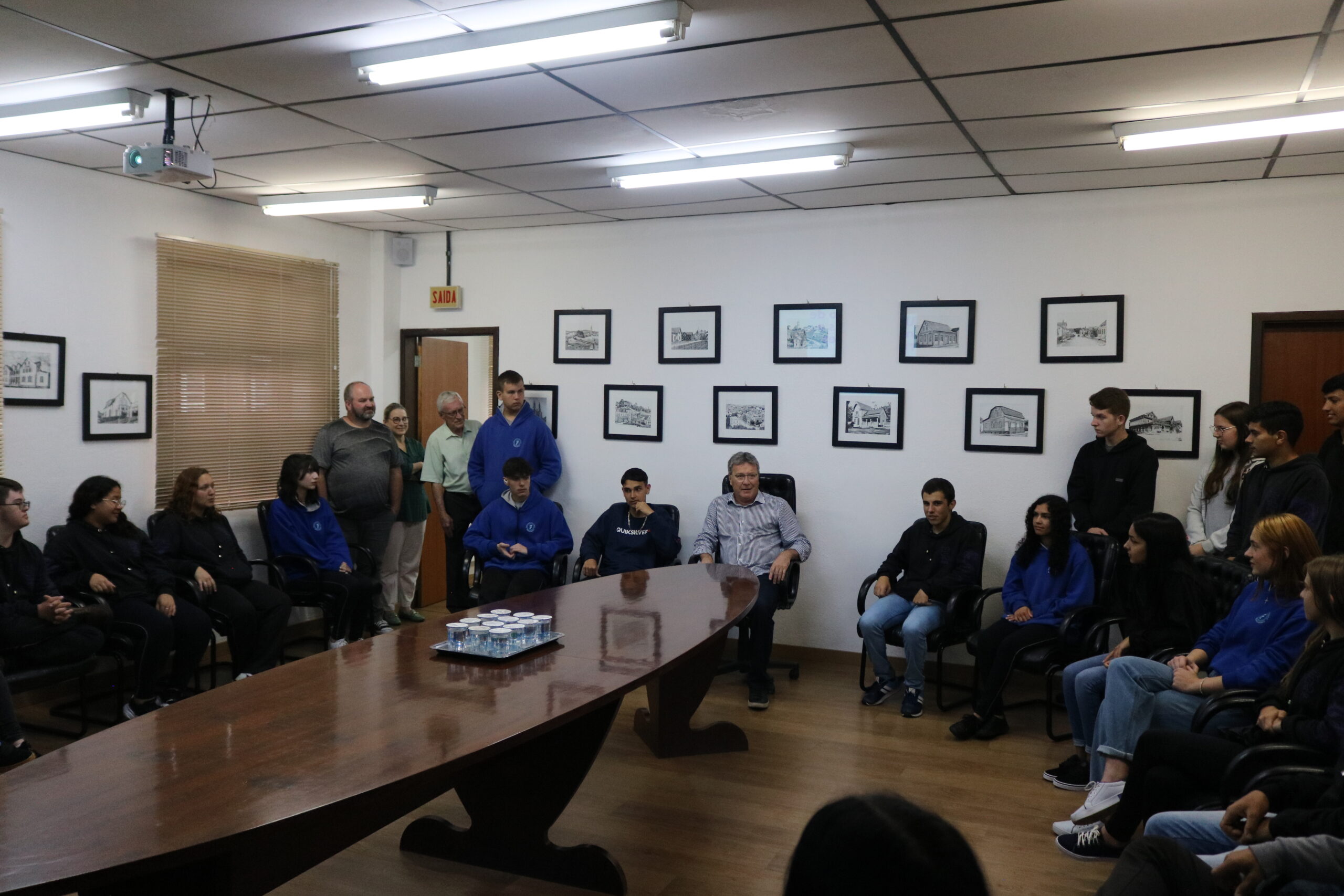 Prefeito recebe alunos da Escola Estadual Frederico Fendrich