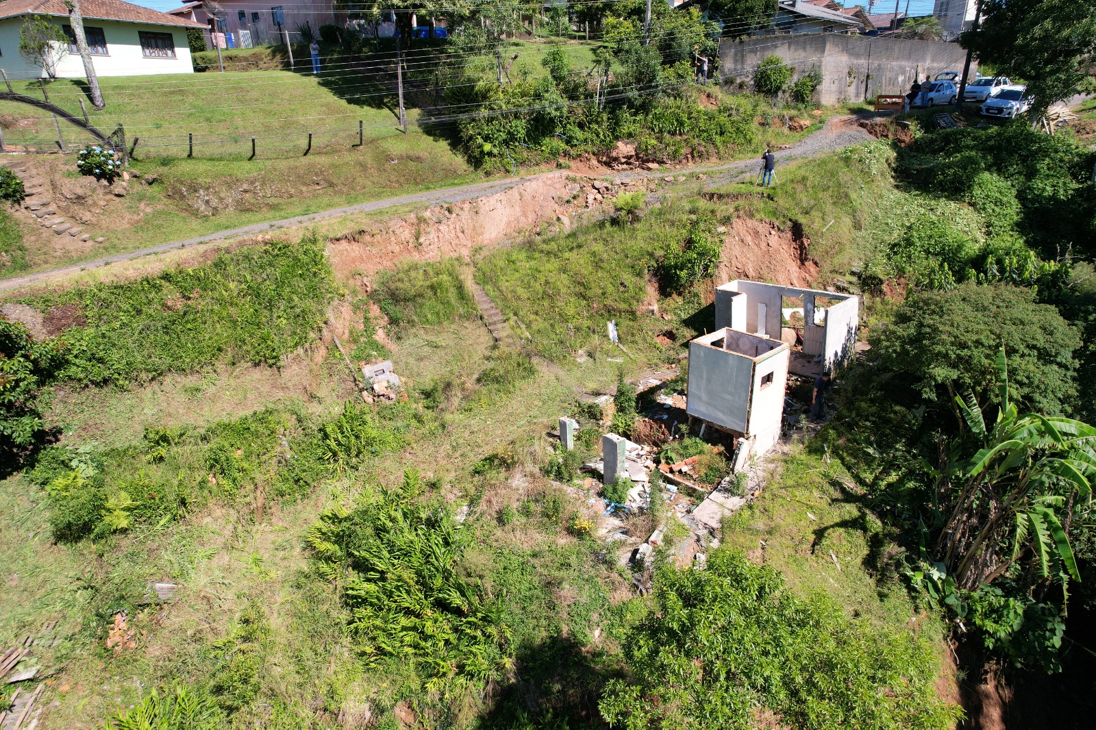 Rua no bairro 25 de Julho receberá muro de contenção