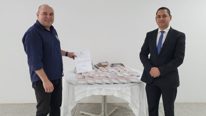 SEMED recebe doação de 645 livros da Polícia Civil