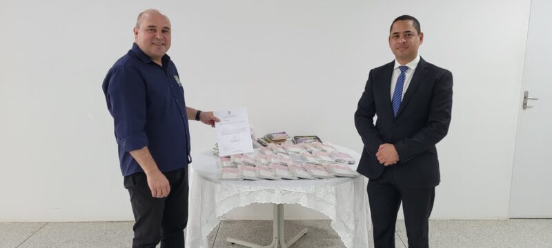 SEMED recebe doação de 645 livros da Polícia Civil