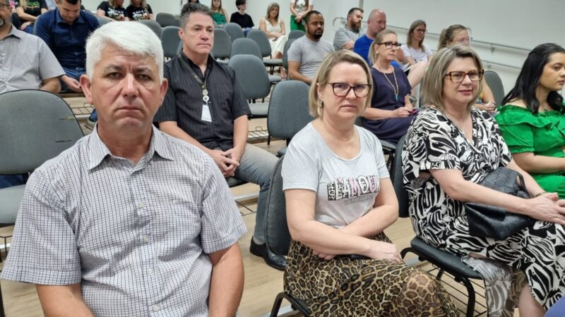 Vereadores participam da entrega de laboratórios móveis