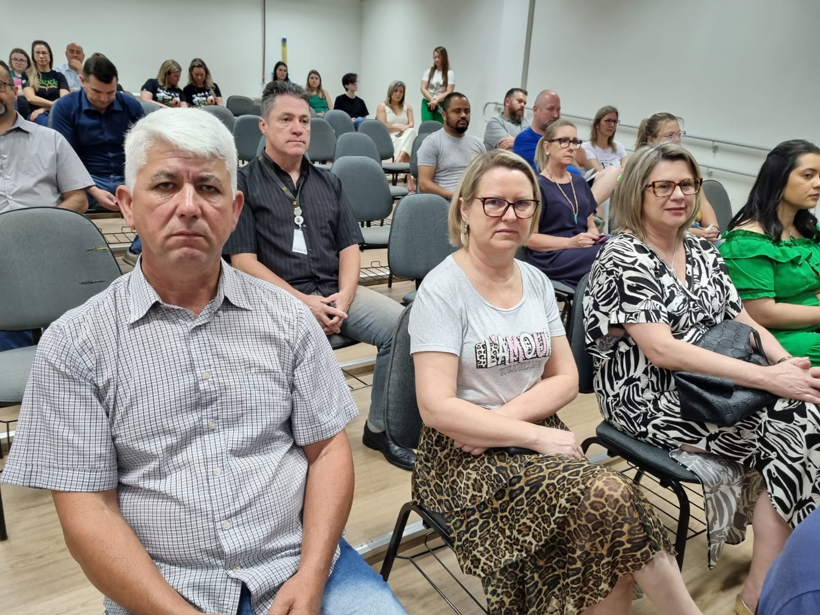 Vereadores participam da entrega de laboratórios móveis