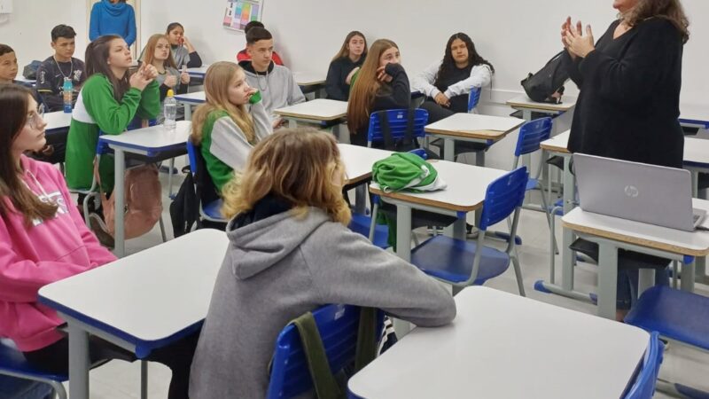 ALUNOS DOS ANOS FINAIS DA REDE MUNICIPAL DE ENSINO PARTICIPARAM DE PALESTRAS SOBRE O SETEMBRO AMARELO