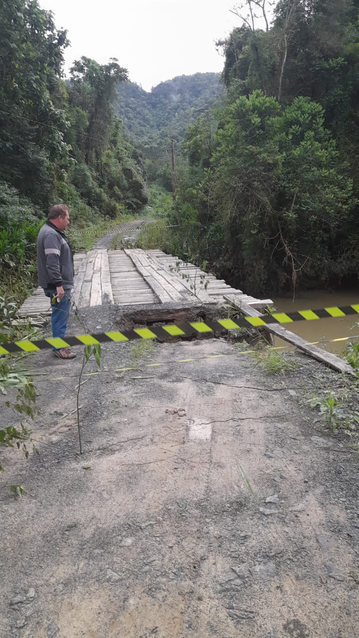 Ponte da Barra das Pombas em Santa Terezinha é Interditada devido às Fortes Chuvas