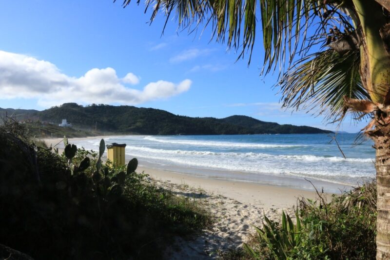 Santa Catarina lidera ranking nacional de praias em selo Bandeira Azul