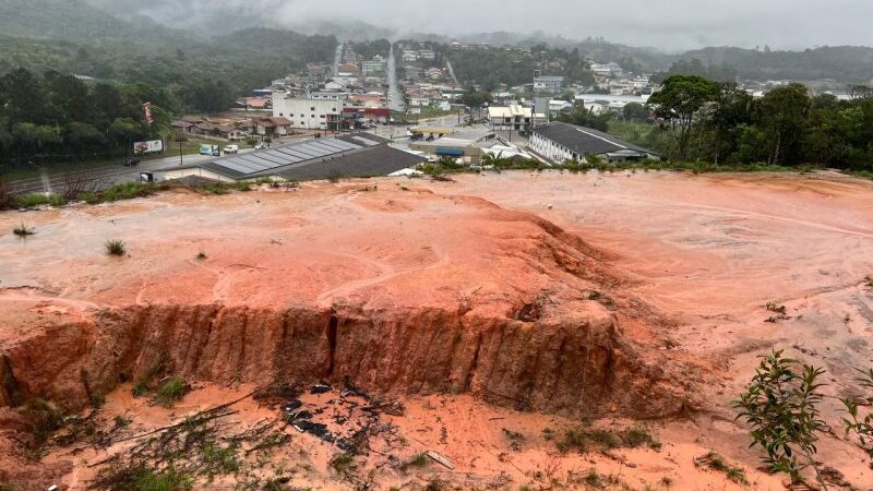 Cidades em emergência, deslizamentos e idosa arrastada: os estragos das chuvas em SC