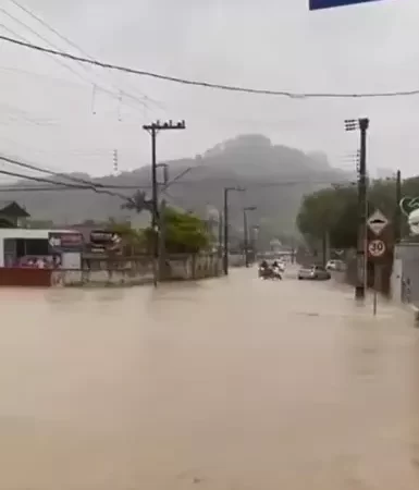 Moradores de Rio do Sul são acolhidos em abrigos após cidade entrar em situação de enchente