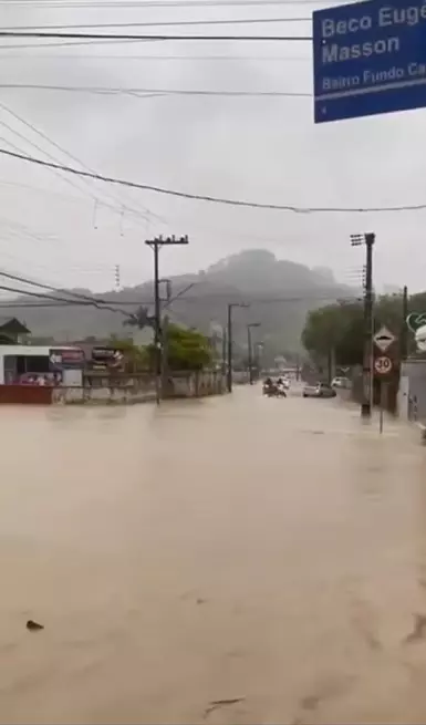 Moradores de Rio do Sul são acolhidos em abrigos após cidade entrar em situação de enchente