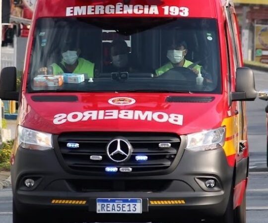 Ônibus bate em poste e semáforo cai na cabeça de pedestre em Blumenau