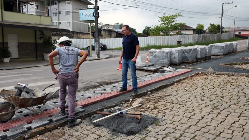 Novas calçadas em frente ao Cemitério Municipal