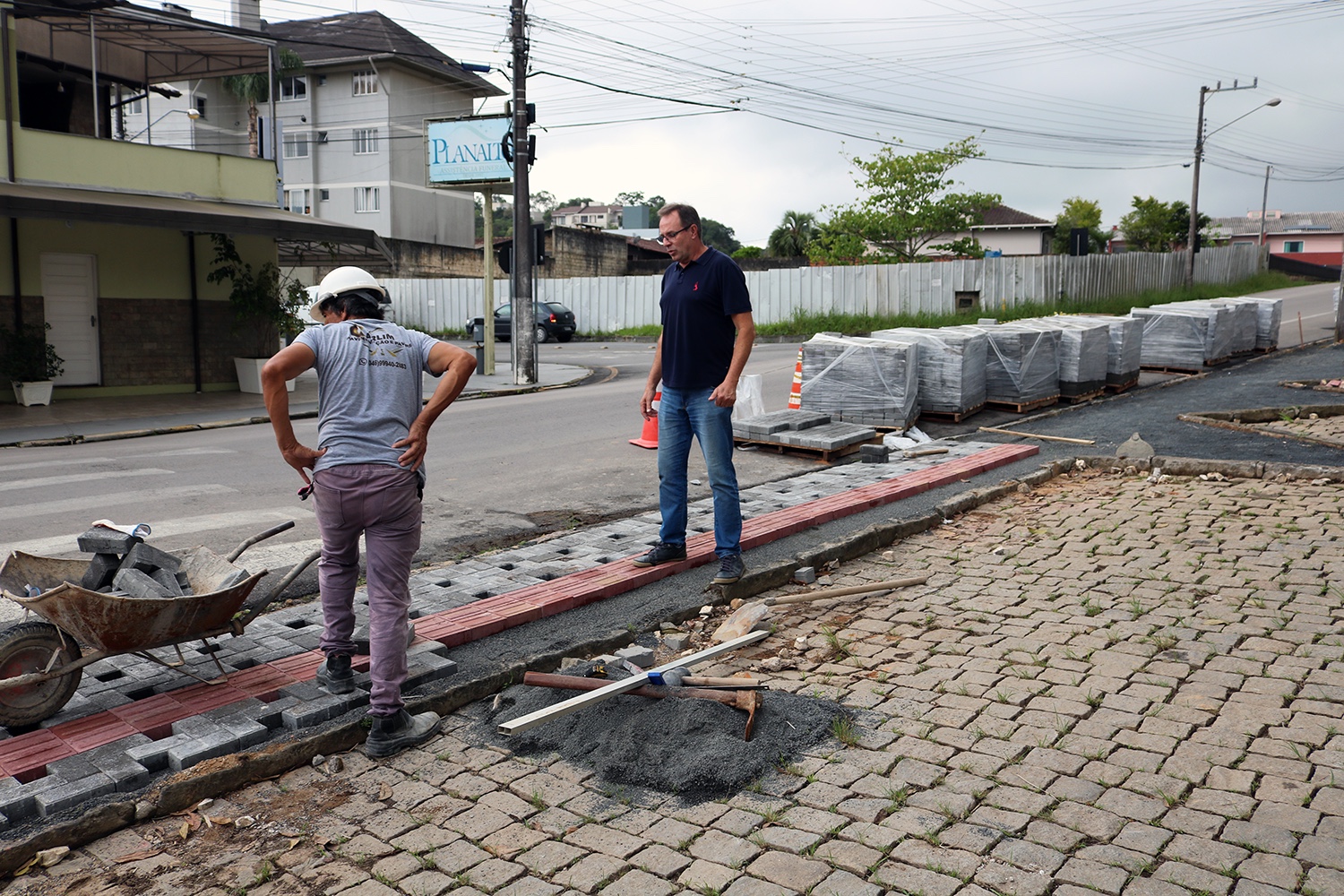 Novas calçadas em frente ao Cemitério Municipal