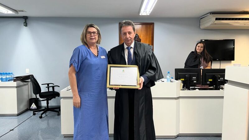 Vereadora Carla Hofmann homenageia Desembargador Ricardo José Roesler por carreira exemplar na magistratura catarinense