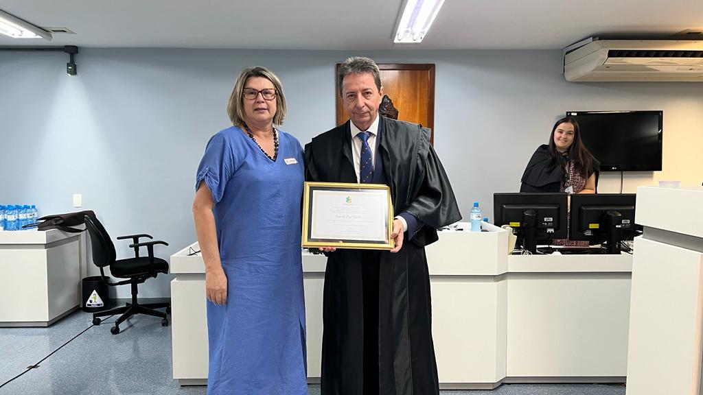 Vereadora Carla Hofmann homenageia Desembargador Ricardo José Roesler por carreira exemplar na magistratura catarinense