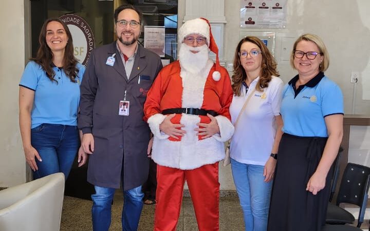 Rotary Oxford leva espírito natalino ao Hospital Sagrada Família em São Bento do Sul