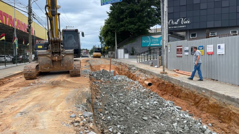 Trabalhos intensos na rua Jorge Zipperer