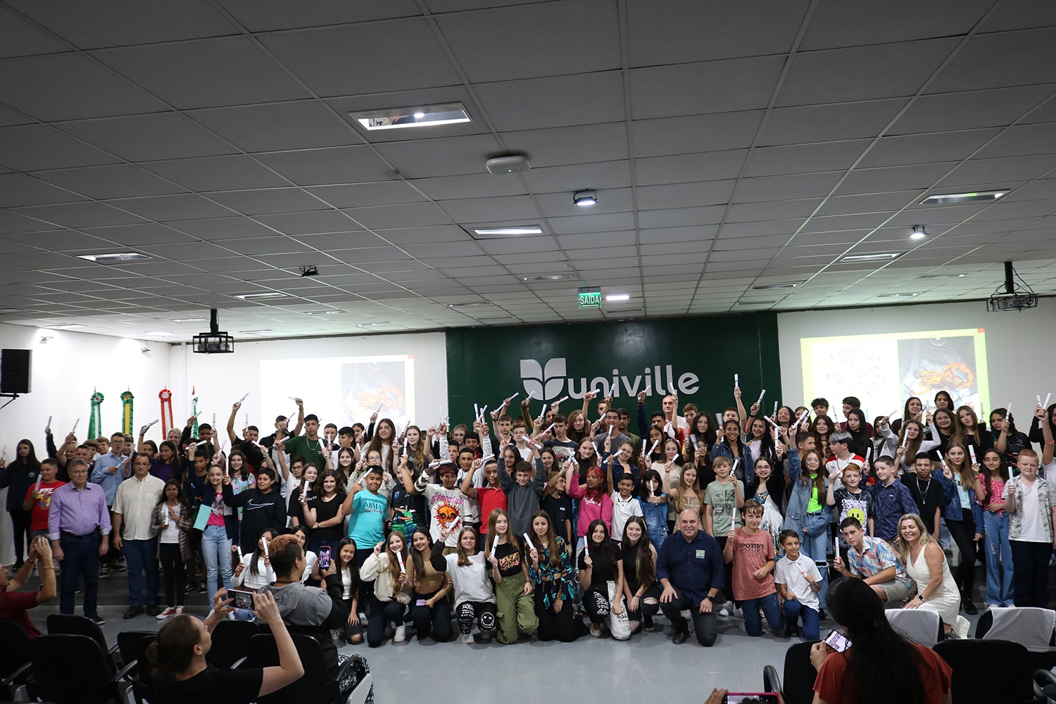 Estudantes participam de formatura das oficinas do projeto EducaMaker