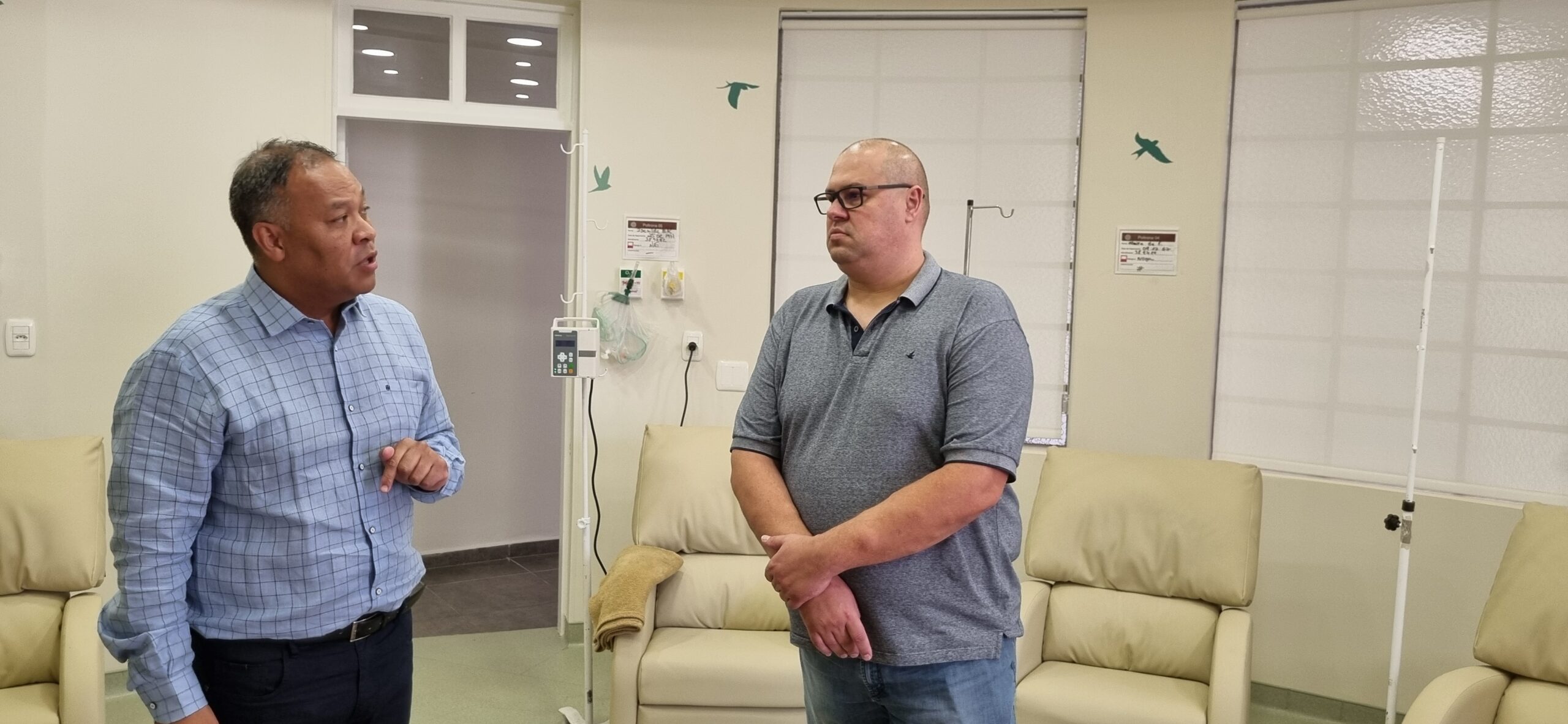 Adriano Reinhardt faz visita ao hospital