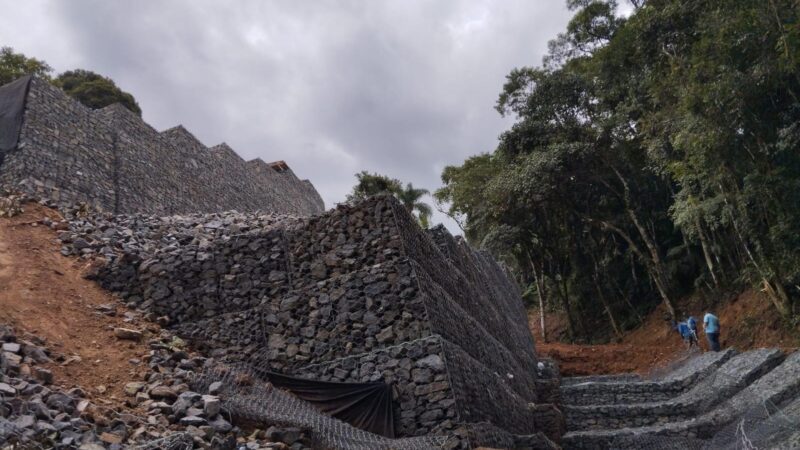 Obras de Muro de Contenção na Rua Jaraguá do Sul