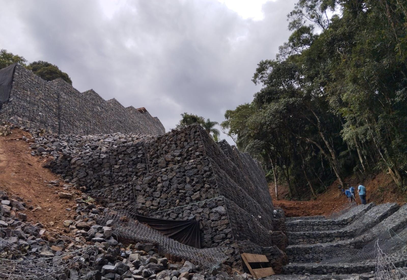 Obras de Muro de Contenção na Rua Jaraguá do Sul