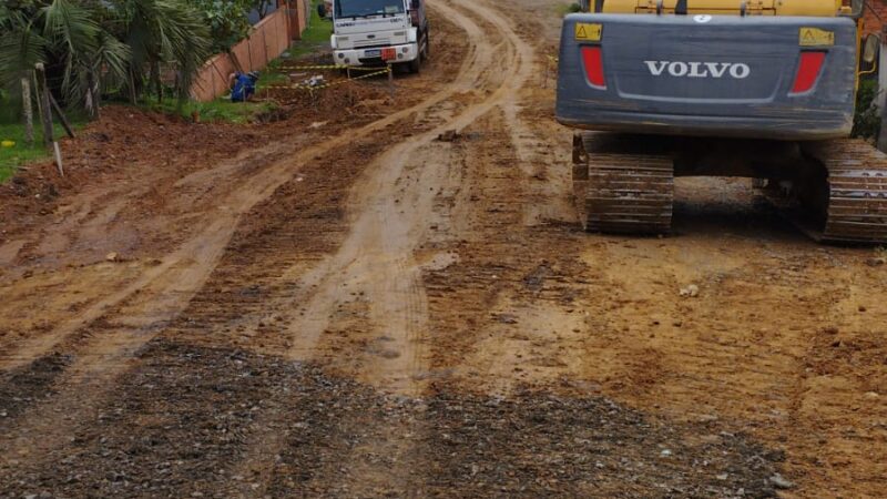 Mais três vias em pavimentação 