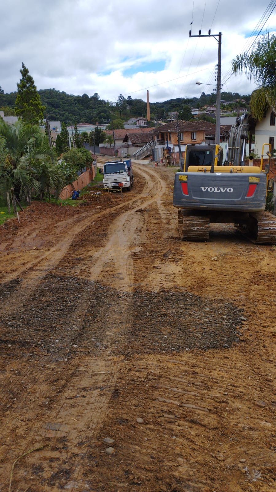 Mais três vias em pavimentação 