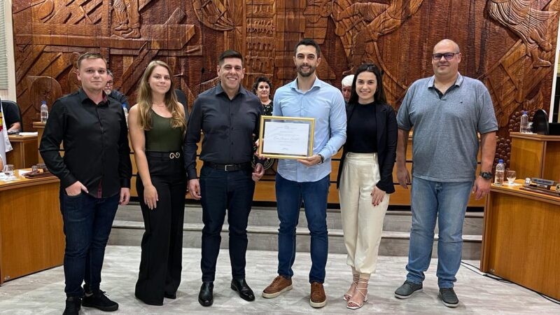 Sessão marcada por duas homenagens