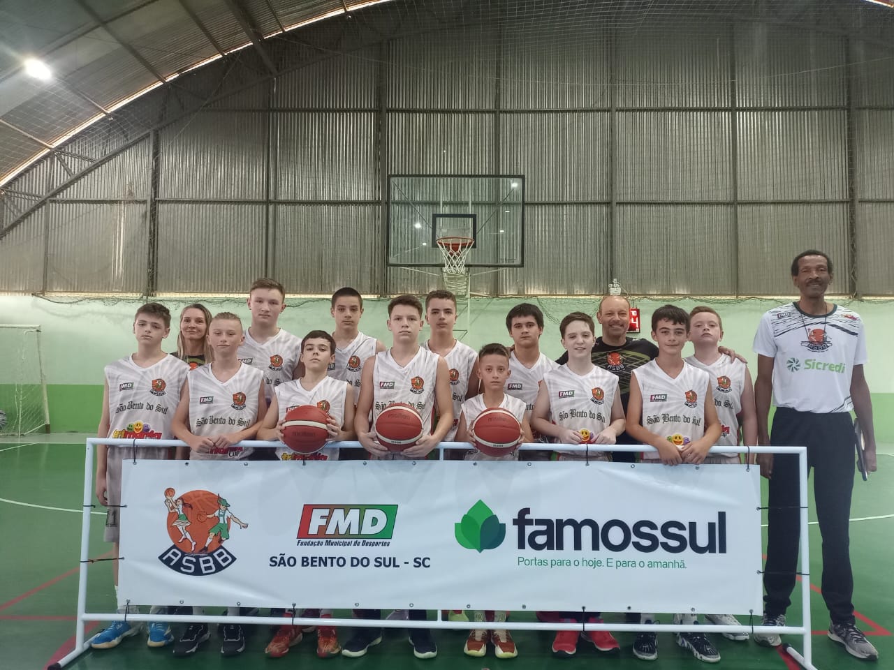 Atletas se preparam para o Campeonato Estadual de Basquete