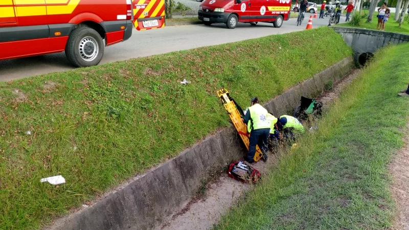 Cadeirante fica ferido ao cair dentro de vala em Araquari