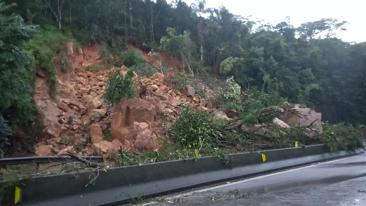 BR-101, no Morro dos Cavalos, é parcialmente liberada após interdição