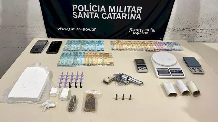 Homem é preso com drogas, arma de fogo e mandado de prisão ativo em Joinville