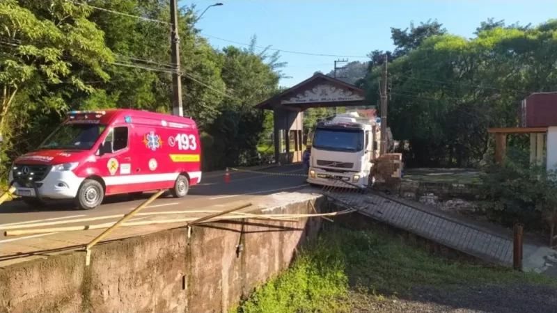 Homem que passeava com cachorro morre atropelado por caminhão descontrolado em SC