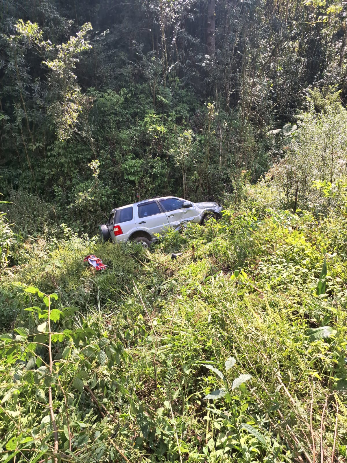 Acidente de Trânsito em São Bento do Sul Resulta em Queda de Veículo em Ribanceira