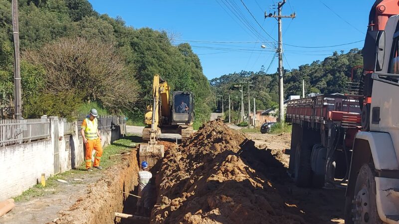 Obras de drenagem na rua Vicente Zeithammer