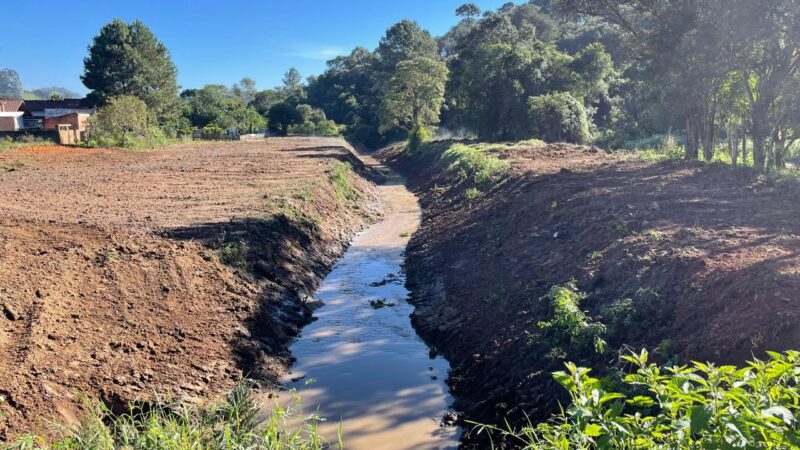 Rio passa por limpeza em Serra Alta