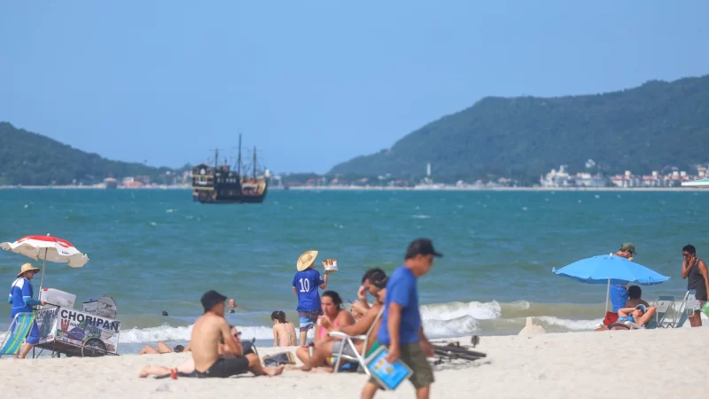 2,9 milhões de turistas visitaram SC durante a temporada de verão, afirma Estado