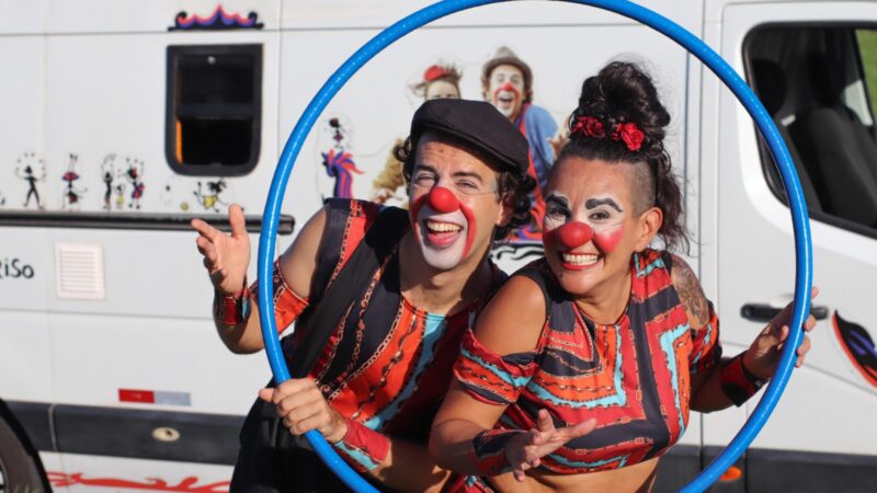 “Lá vem a Bonita!”: dupla de palhaçaria realiza intervenções de rua em Santa