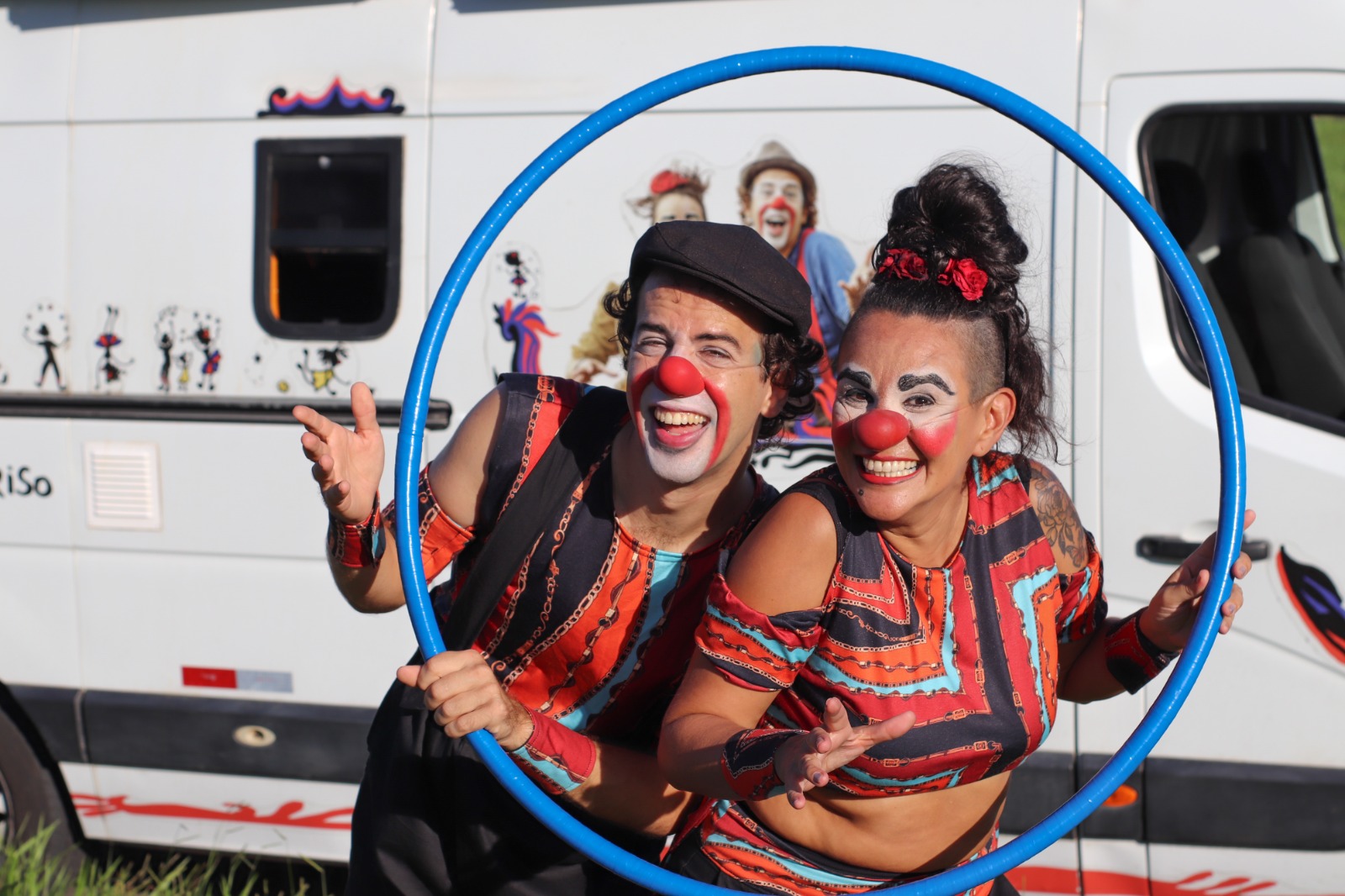 “Lá vem a Bonita!”: dupla de palhaçaria realiza intervenções de rua em Santa