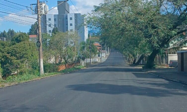 Recapeamento asfáltico na rua Paulo Muller