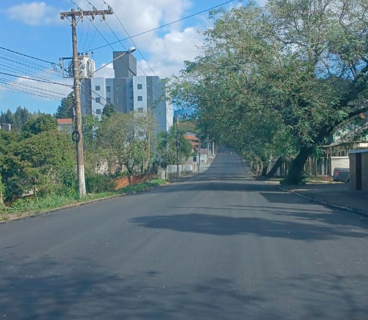 Recapeamento asfáltico na rua Paulo Muller