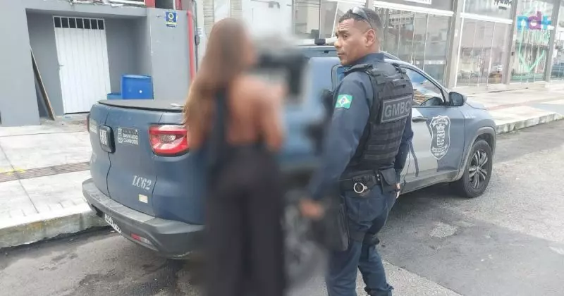 Mulher ‘mostra demais’, gera revolta e acaba perseguindo casal com faca em Balneário Camboriú