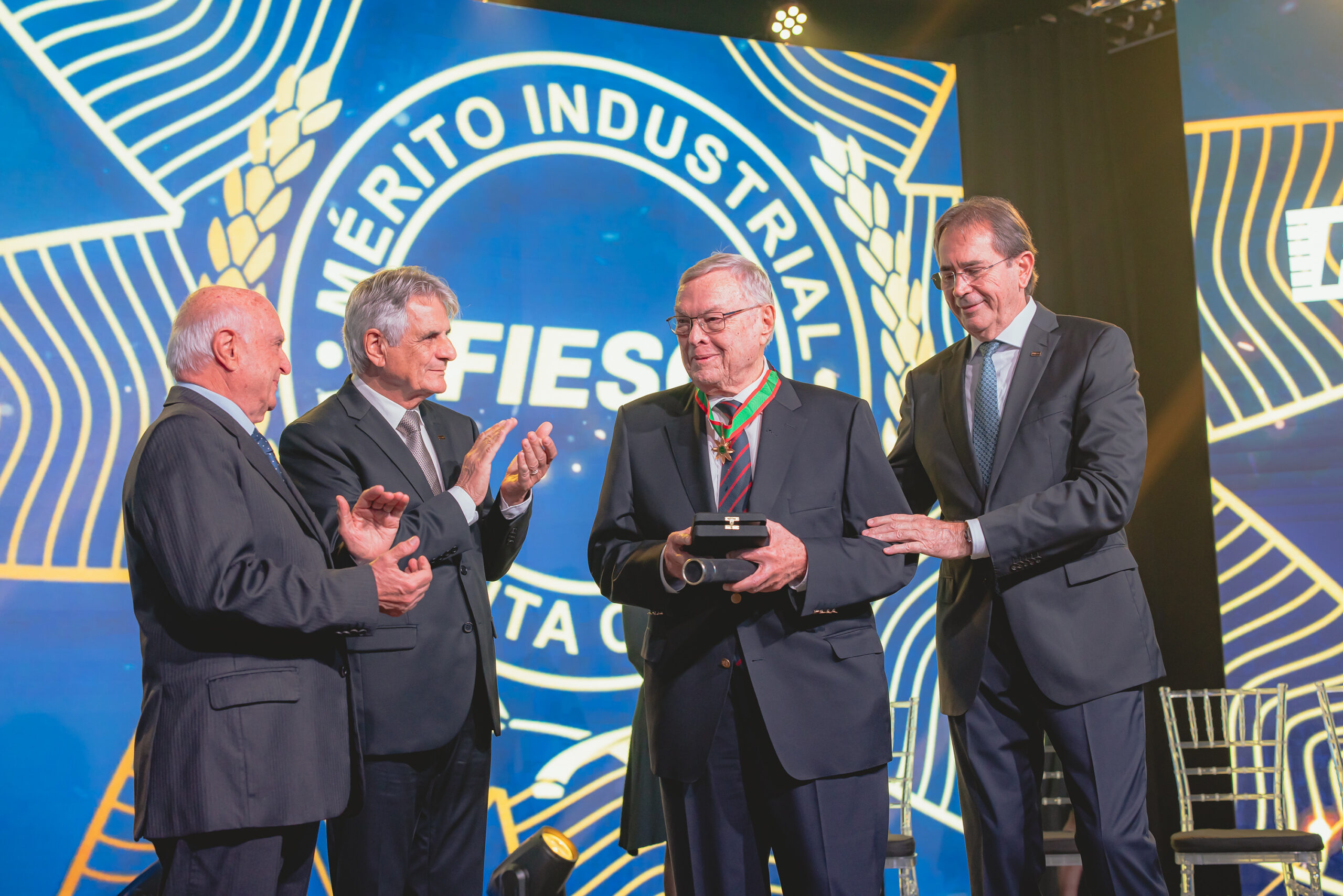 HEINZ ENGEL RECEBE ORDEM DO MÉRITO INDUSTRIAL