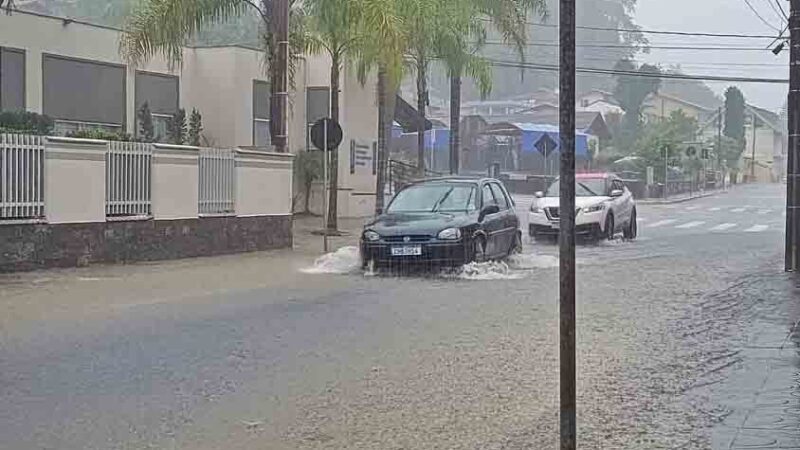 Previsão da Defesa Civil indica chuva volumosa, risco de inundações e frio intenso em SC