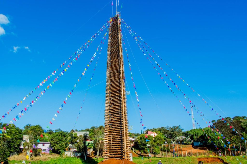 Homem morre após ser atingido por lenha de fogueira de festa julina