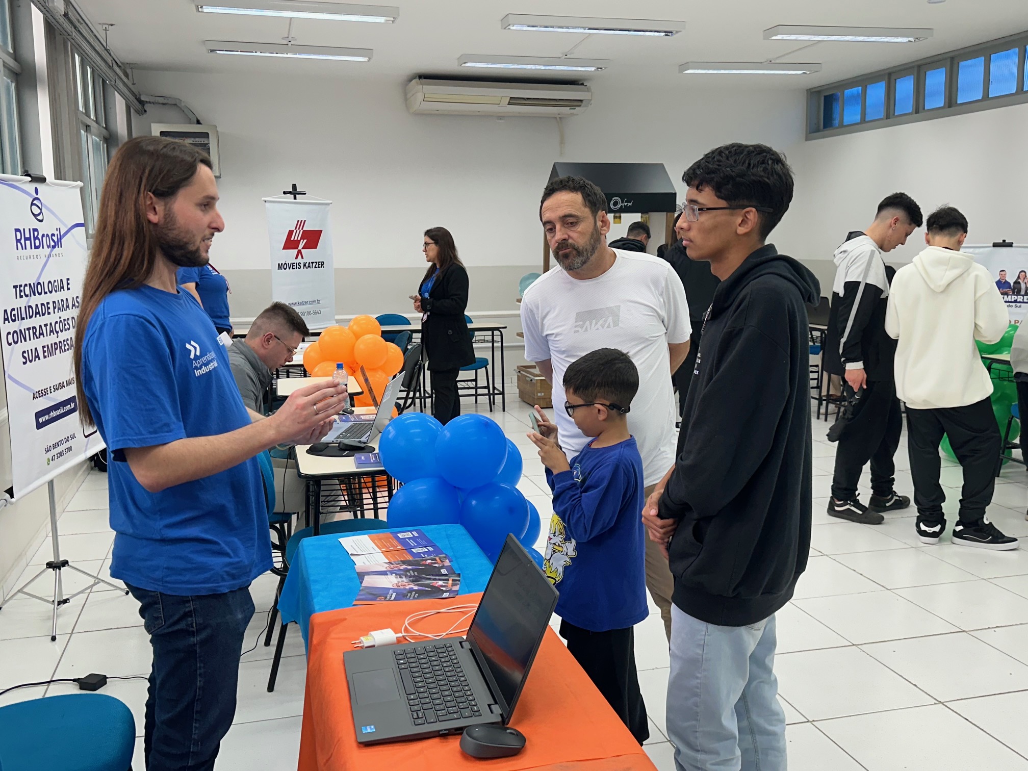 JOVENS CONHECEM PROFISSÕES NO MUNDO SENAI