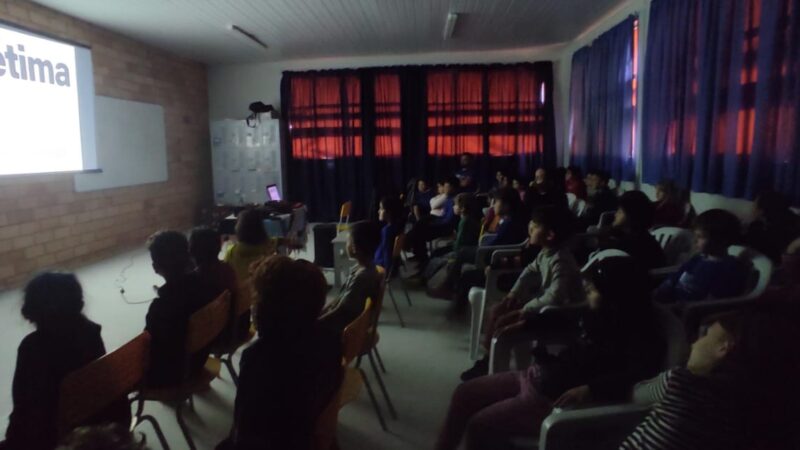 Cinema Itinerante correndo Escolas de São Bento do Sul