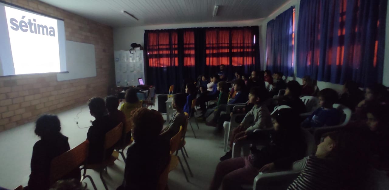 Cinema Itinerante correndo Escolas de São Bento do Sul