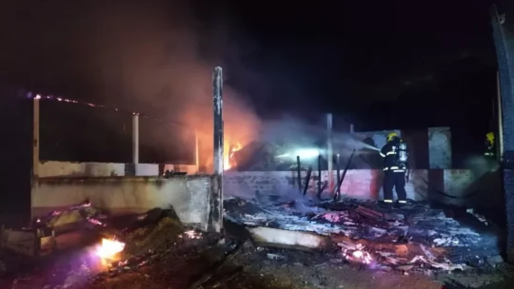 Incêndio destrói galpão e mata 15 animais em SC