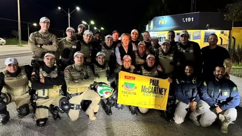 Paul McCartney agradece pessoalmente a policiais que fizeram escolta dele em show de Florianópolis