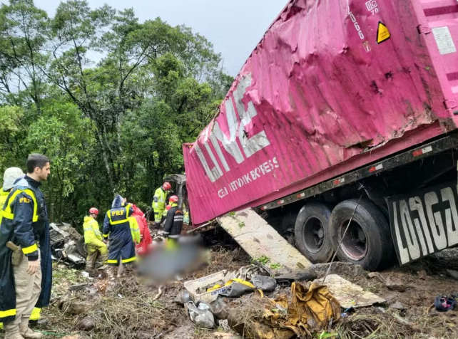 Nove membros de equipe de remo morrem após carreta tombar sobre van no Paraná